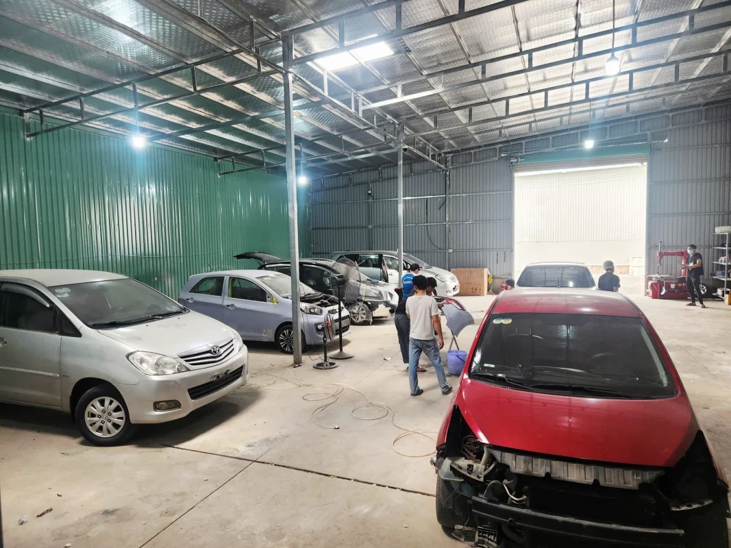 ben trong gara giang son